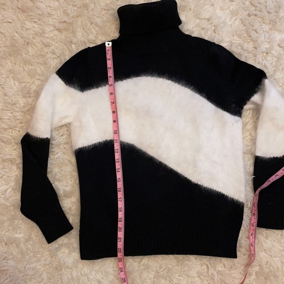 Carolina Herrera turtleneck - Picture 8 of 8